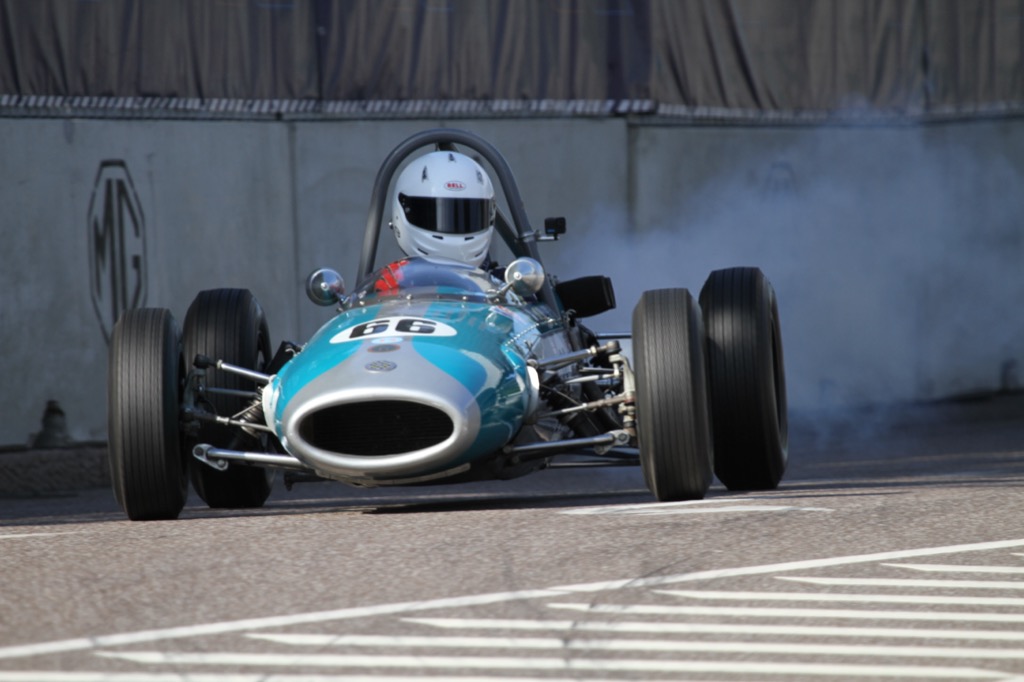 Fra dengang, en racerbil med fritliggende hjul lignede en cigarkasse. Den er stadig flot at se på. Men altid klogest ikke at bremse alt for sent.
(Foto: Motorsporten.dk)